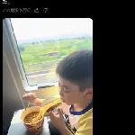 中国の子どものカップラーメンの食べ方が斬新すぎる→世界が驚き4万いいね のサムネイル画像