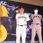 【画像】侍JAPANのユニフォーム、モデルや背景がダサすぎて炎上ｗｗｗｗｗ のサムネイル画像