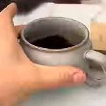 私はコーヒーが好きだ。飲みながら家で仕事をしていた → でもこれは飲めそうにありません… のサムネイル画像